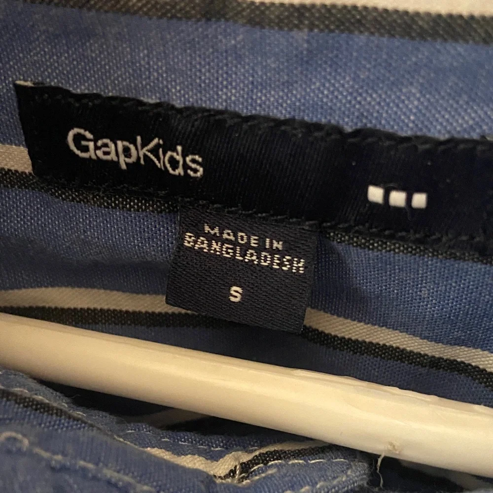 GAP Blue and White Vertical Stripe Button-Down Shirt Size Small